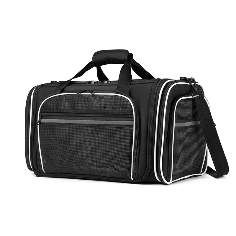 Pet travel bag handbags are breathable and convenient on all sides.